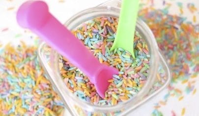 rainbow rice - استفاده‌های خلاقانه از برنج برای سرگرمی کودکان