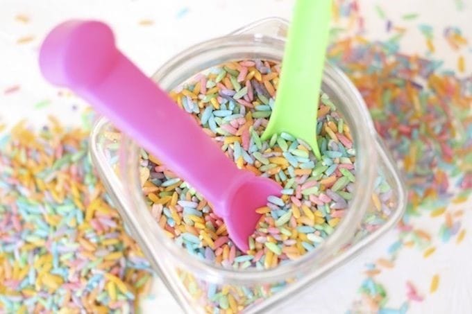 rainbow rice - استفادههای خلاقانه از برنج برای سرگرمی کودکان